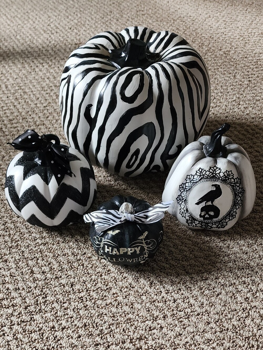 🎃 Lot of 4 Black & White Decorative Halloween Pumpkins - NEW! Stylish Decor ☠️